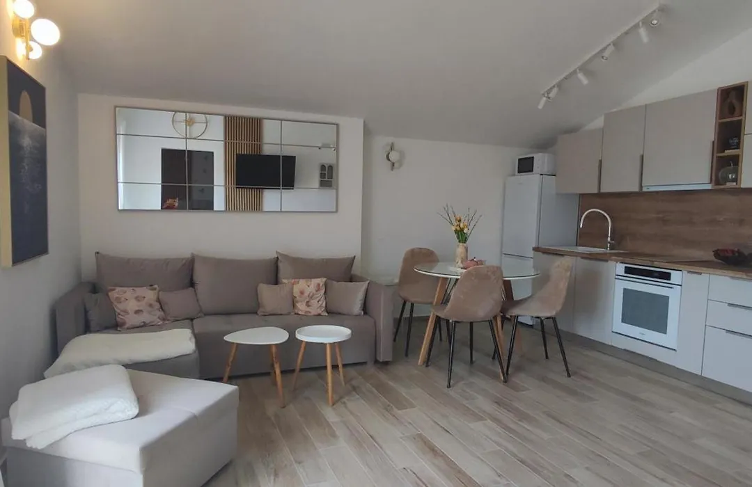 Riviera Rooms And Apartments-1
